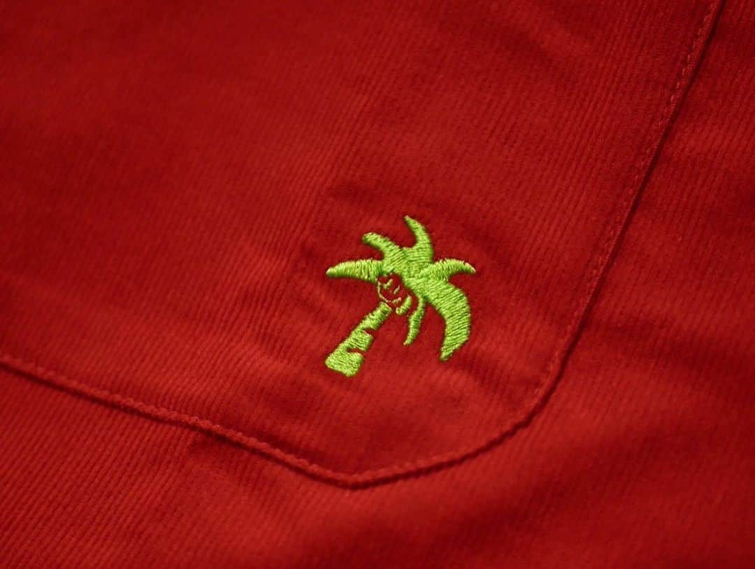 OldSUmmerさんのインスタグラム写真 - (OldSUmmerInstagram)「. 本日20時より✨ . 贅沢刺繍の 【コーデュロイシャツ】 . を発売します🎉 . 右胸にはインパクトある筆記体の刺繍で上品な大人らしさを演出します😎 . ポケットのワンポイントヤシの木も可愛らしくアクセントになります😍🌴 . 細畝で柔らかな着心地でとっても着やすい一枚です😊 . 皆さま、この冬のコーディネートの一枚に、是非☺︎ . #oldsummer #オールドサマー #コーデュロイシャツ」1月18日 15時02分 - oldsummer.tokyo