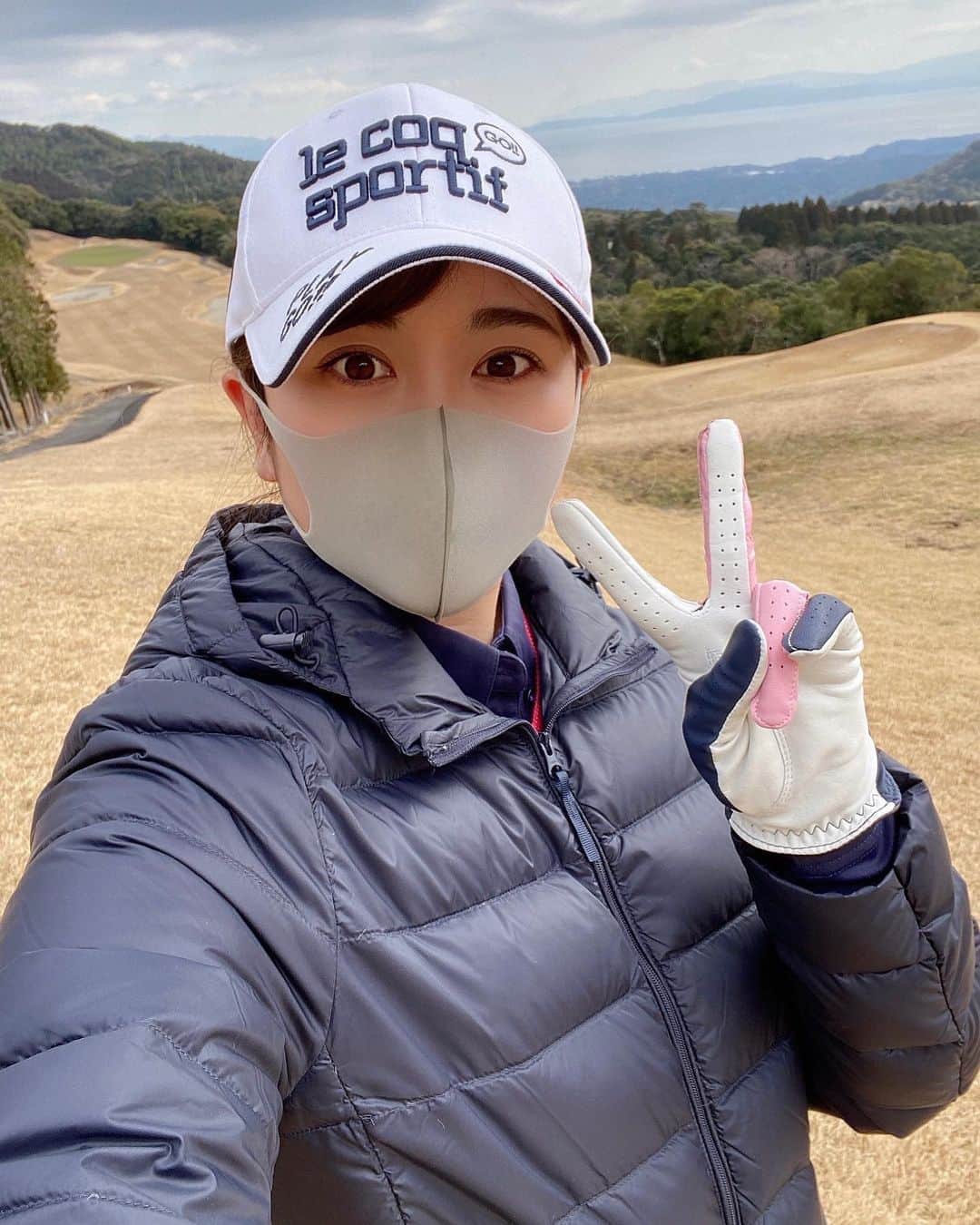 鹿野未涼のインスタグラム：「. 今日は今年初ゴルフでした⛳️  朝のテレビで きょうのラッキーアイテムは 『カイロ』と言っていたので しっかり持っていきました😂  寒かったですが 最後の3ホールは連続パーだったのが 嬉しかったな〜🏌️‍♀️✨  #いつものメンバーでゴルフ #今回も楽しかった #2枚目の後ろは加守アナです #ゴルフ #ゴルフ女子  #鹿児島ゴルフ #golf #golflife  #golfstagram  #golfgirl  #golfwear」