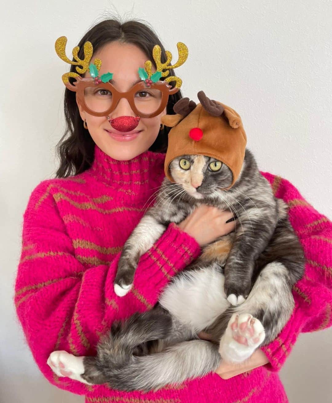 のインスタグラム：「年末に時間がなかったから年明けてからクリスマスの写真を撮ったんだけど、去年(最後のやつ)と比べるとぐみが1年で大きくなりすぎた気がする… どこまで大きくなるのか毎年撮りためていくのが楽しみ☺️   #1歳5ヶ月 #とにかく重たい #ぐみごま🐿🐿」