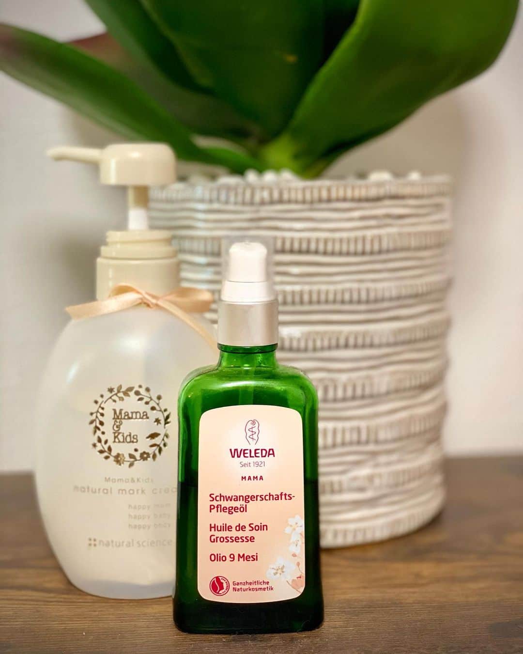 吉田愛璃のインスタグラム：「. . 妊娠線ケアはこの２つを愛用中🤰 @weleda_japan のはさすが！伸びが良くて使いやすいし、 #mamaandkids のは高保湿力で持続性があるのも気に入ってrepeat。大容量で5.6ヶ月くらいの時に買ったけど毎日使ってちょうど今無くなったところ✌︎  これから臨月に向けてまたお腹がググンと大きくなるだろうし、量と回数増やしてケアしよ💪 ま、できる時はできるだろうけどね💚  #妊娠線予防 #weleda #mamaandkids #naturalscience #妊婦日記 #ぷんにーらいふ」