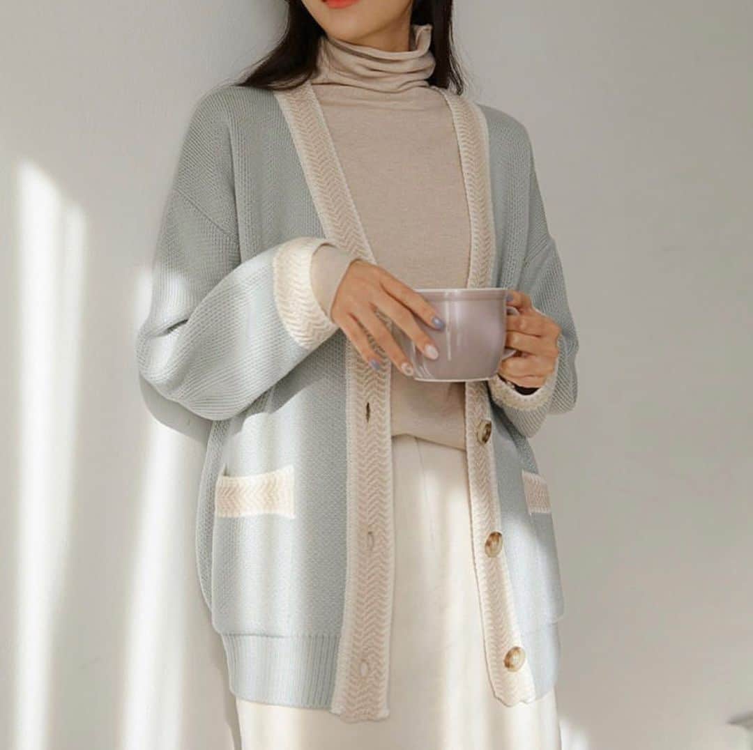 Fleur Fleurのインスタグラム：「春裝上架啦🌸😋😋 今次有滿滿嘅春天感 顏色變得淡淡的 好有春天感覺 今次返嘅mint🌿色外套 同埋裏面嘅雪紡top都超級靚🥰✨✨✨  全線春季服可享八五折優惠🌸🙌🏻 購物滿港幣$2000可享免費順豐送貨服務  歡迎inbox或者WhatsApp直接訂購 或者親臨門市試穿 銅鑼灣本店地址：銅鑼灣恩平道52號2樓A室（希慎廣場步行1分鐘）」