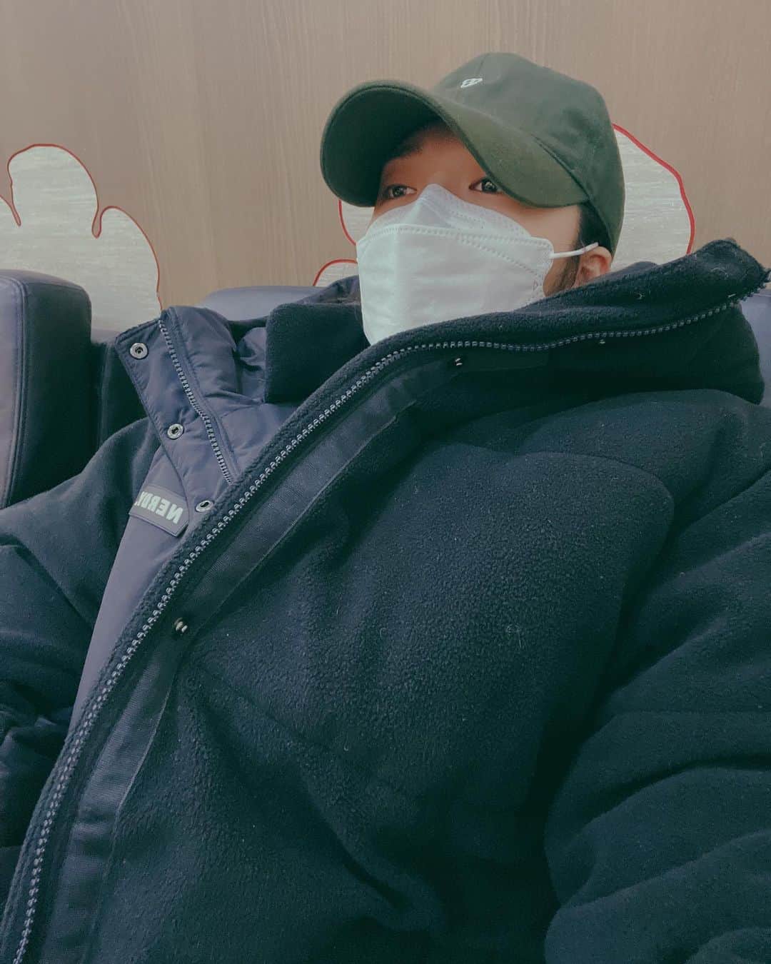 チョン・ウンジのインスタグラム：「패딩이 나를 입었네. 왜 눈오면 잠오지」