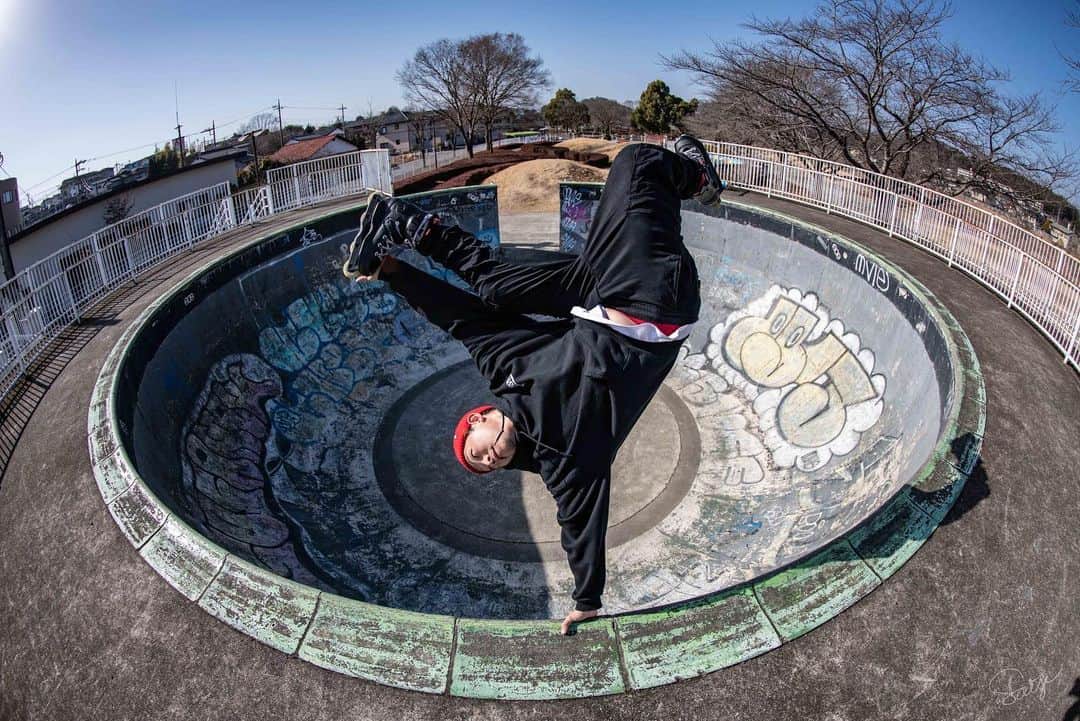 安床武士のインスタグラム：「Invert at #deathbowl . 📷 @satoshi.saijo . デスボウルとインバートの相性が良い！ @usdskates  @goodskates_inc  @canamonroad_japan  @lzbn_official  @papasu1048  #usdskates #usdaron #aeon72 #rollerblading #inlineskate #blading #invert #takeshiyasutoko #安床武士 #インラインスケート #ローラーブレード #LZBN」