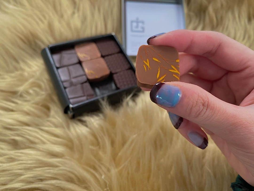 DJ mariennuのインスタグラム：「I luv 🍫  with @apeca.cacao #APeCA 一粒一粒が美味しく上品で満足度も充分。こちらのジャック・ジュナンのアソートボックスはフランスとベルギーのチョコレート🤍 美味しいチョコレートは幸福度を上げてくれます。 #chocolate #france #belgie」