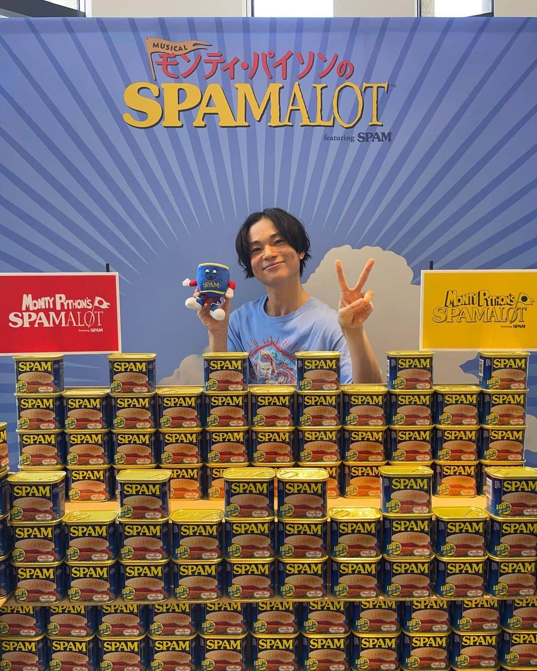 広瀬斗史輝のインスタグラム：「ミュージカル 「モンティ・パイソンのSPALOT」feat SPAM いよいよ本日初日🎉 この日が迎えられた事が本当に奇跡 笑顔で帰ってもらえるように全力で頑張ります💪 今日観劇予定の皆様！ 感想や応援コメントどしどしお待ちしてます！ さ、アップしてきます😊 #モンティパイソン　#スパマロット　#SPAMALOT #spamalot #ミュージカル　#初日　#福田雄一　#山田孝之　#賀来賢人　#新妻聖子　#小関裕太　#三浦宏規　#矢本悠馬　#シソンヌ　#長谷川忍　#じろう　#敬称略させていただきます」