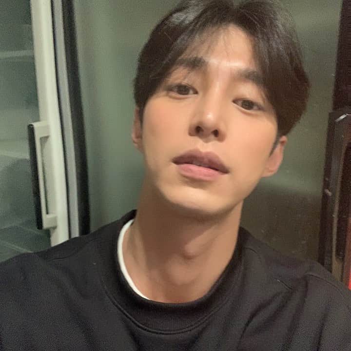 ソン・ウォンソクのインスタグラム：「극한의 #다이어트  힘들다아ㅜㅜ😔」