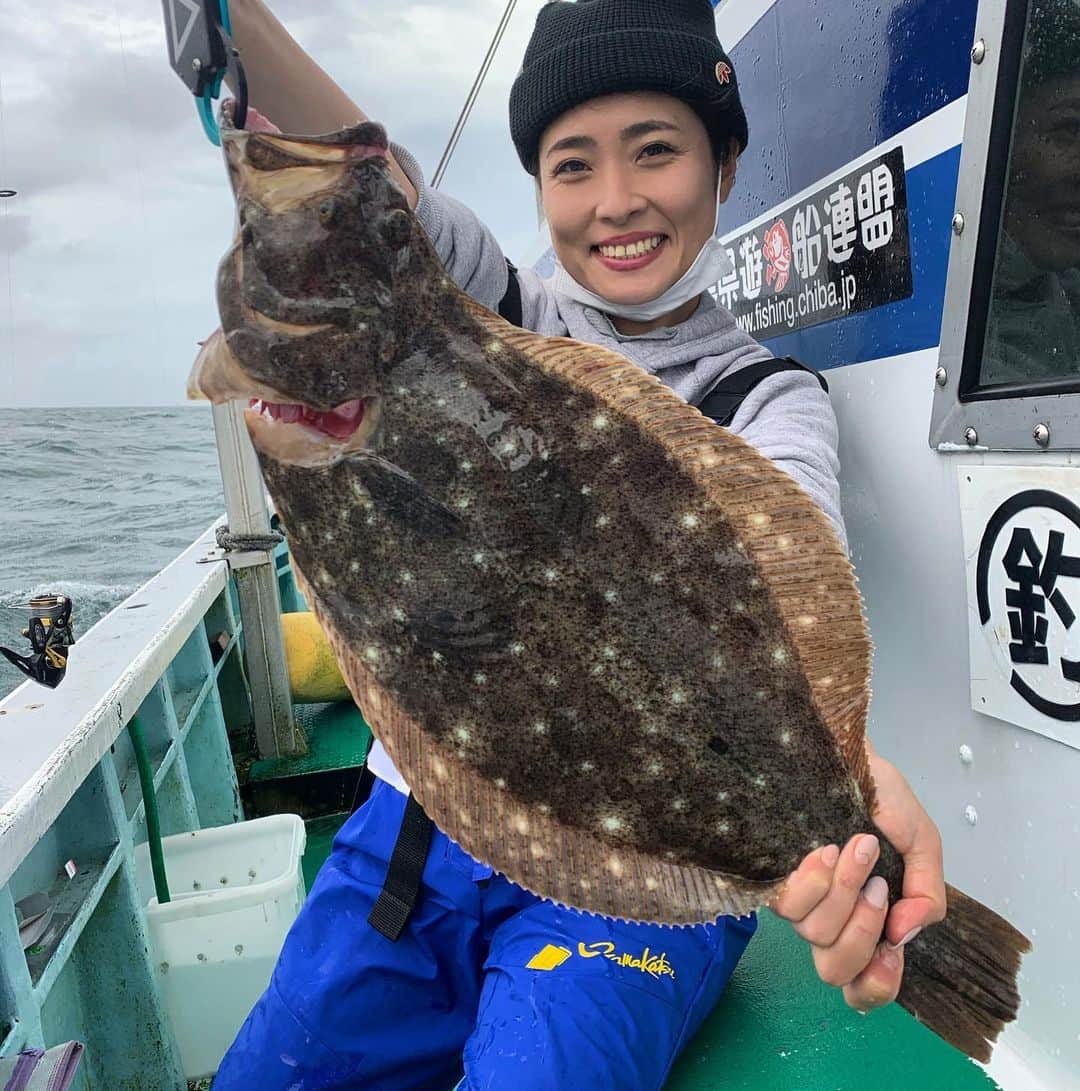 川目梢のインスタグラム：「そういえば、大原『長福丸』さんのマダイ釣りで、ちょこーっとヒラメ釣りしてNICEなやつ1投目で釣れたのだ❤️ 野口船長に感謝👏  #長福丸 #ヒラメ #ヒラメ釣り #釣り #釣り好きな人と繋がりたい #釣りガール #釣りスタグラム #釣り女子 #釣り好き #釣りバカ」