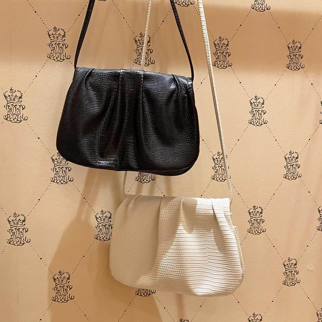 のインスタグラム：「. New arrival  <MOHI > 型押しショルダーバック／別注  price ¥8,000+tax  #BEAMS#RayBEAMS#NEWELEGANT#ishikawa#kanazawa#japan#beams金沢#ootd#mohi#ビームス#レイビームス#石川#金沢#日本#ビームス金沢」