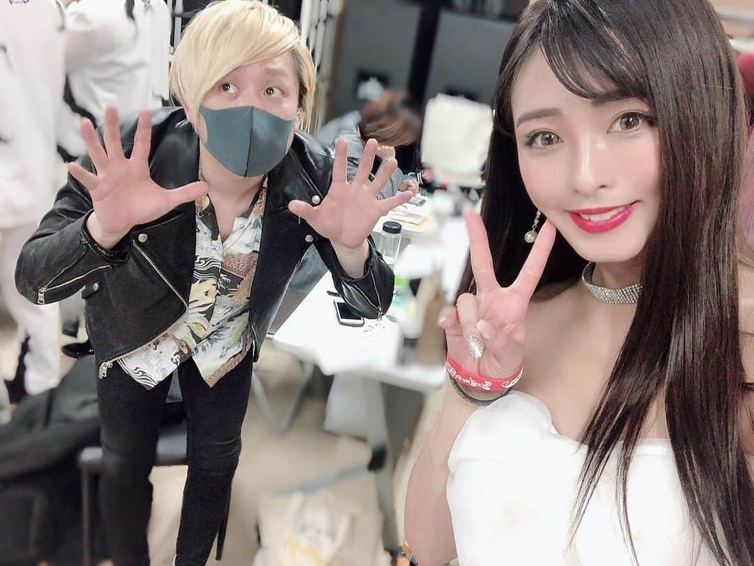 Fujikoのインスタグラム：「昨日のオフショット😊  1枚目　TAROOさん 2枚目　シュガーズのいわじさん 3枚目　シュガーズのパンくん  みんな素敵なアーティスト👏🥺  #Fujiko#キャラメルパッキング#シュガーズ#関西#アーティスト」
