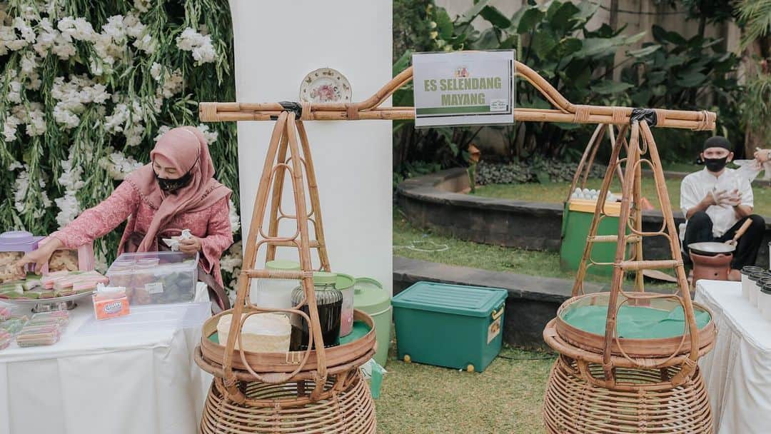 Zaskia Sungkarさんのインスタグラム写真 - (Zaskia SungkarInstagram)「Biar sepi tapi insyaAllah jadi kenangan ya 🤗  7 Bulanan Perjalanan Buah Hati Zaskia Sungkar & Irwansyah @zaskiasungkar15 @irwansyah_15   Media Partners @rans.entertainment @indosiar @vidiodotcom Organized by @sistaweddingorganizer Decoration by @sistadecoration  Tent by @slc_weddingservice Photography by @aliencophoto Catering by @nasipuyungninik @caucream Zaskia's Makeup by @ryanogilvy  Mom's Makeup by @vivithalib Stylist @wanda_haraa  Attire by @sistawedding  Zaskia's Attite by @saptodjojokartiko @lacebyartkea Irwansyah's Attire by @sasdesigns Betawi Tradition by @sistawedding  MC @raffinagita1717 @mrsayudewi  Usher by @my_usher Venue @themanorandara」1月18日 15時36分 - zaskiasungkar15