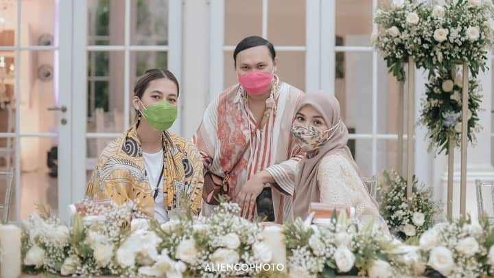 Zaskia Sungkarさんのインスタグラム写真 - (Zaskia SungkarInstagram)「Biar sepi tapi insyaAllah jadi kenangan ya 🤗  7 Bulanan Perjalanan Buah Hati Zaskia Sungkar & Irwansyah @zaskiasungkar15 @irwansyah_15   Media Partners @rans.entertainment @indosiar @vidiodotcom Organized by @sistaweddingorganizer Decoration by @sistadecoration  Tent by @slc_weddingservice Photography by @aliencophoto Catering by @nasipuyungninik @caucream Zaskia's Makeup by @ryanogilvy  Mom's Makeup by @vivithalib Stylist @wanda_haraa  Attire by @sistawedding  Zaskia's Attite by @saptodjojokartiko @lacebyartkea Irwansyah's Attire by @sasdesigns Betawi Tradition by @sistawedding  MC @raffinagita1717 @mrsayudewi  Usher by @my_usher Venue @themanorandara」1月18日 15時36分 - zaskiasungkar15