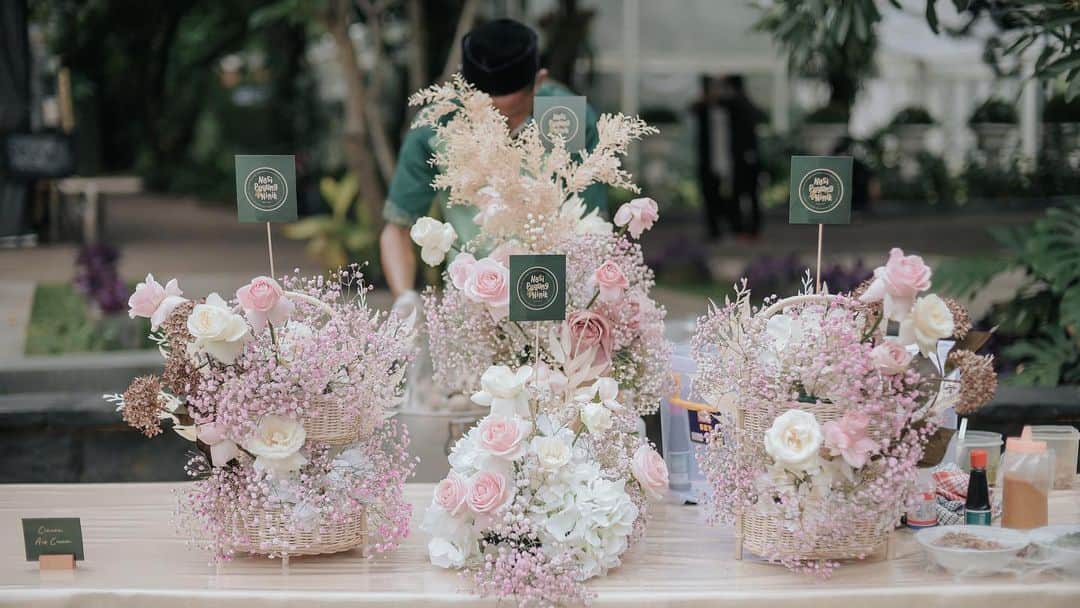 Zaskia Sungkarさんのインスタグラム写真 - (Zaskia SungkarInstagram)「Biar sepi tapi insyaAllah jadi kenangan ya 🤗  7 Bulanan Perjalanan Buah Hati Zaskia Sungkar & Irwansyah @zaskiasungkar15 @irwansyah_15   Media Partners @rans.entertainment @indosiar @vidiodotcom Organized by @sistaweddingorganizer Decoration by @sistadecoration  Tent by @slc_weddingservice Photography by @aliencophoto Catering by @nasipuyungninik @caucream Zaskia's Makeup by @ryanogilvy  Mom's Makeup by @vivithalib Stylist @wanda_haraa  Attire by @sistawedding  Zaskia's Attite by @saptodjojokartiko @lacebyartkea Irwansyah's Attire by @sasdesigns Betawi Tradition by @sistawedding  MC @raffinagita1717 @mrsayudewi  Usher by @my_usher Venue @themanorandara」1月18日 15時36分 - zaskiasungkar15