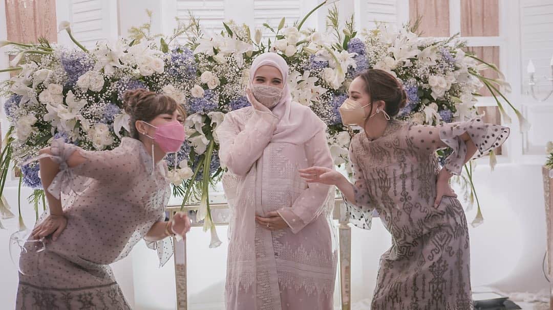 Zaskia Sungkarのインスタグラム：「Biar sepi tapi insyaAllah jadi kenangan ya 🤗  7 Bulanan Perjalanan Buah Hati Zaskia Sungkar & Irwansyah @zaskiasungkar15 @irwansyah_15   Media Partners @rans.entertainment @indosiar @vidiodotcom Organized by @sistaweddingorganizer Decoration by @sistadecoration  Tent by @slc_weddingservice Photography by @aliencophoto Catering by @nasipuyungninik @caucream Zaskia's Makeup by @ryanogilvy  Mom's Makeup by @vivithalib Stylist @wanda_haraa  Attire by @sistawedding  Zaskia's Attite by @saptodjojokartiko @lacebyartkea Irwansyah's Attire by @sasdesigns Betawi Tradition by @sistawedding  MC @raffinagita1717 @mrsayudewi  Usher by @my_usher Venue @themanorandara」
