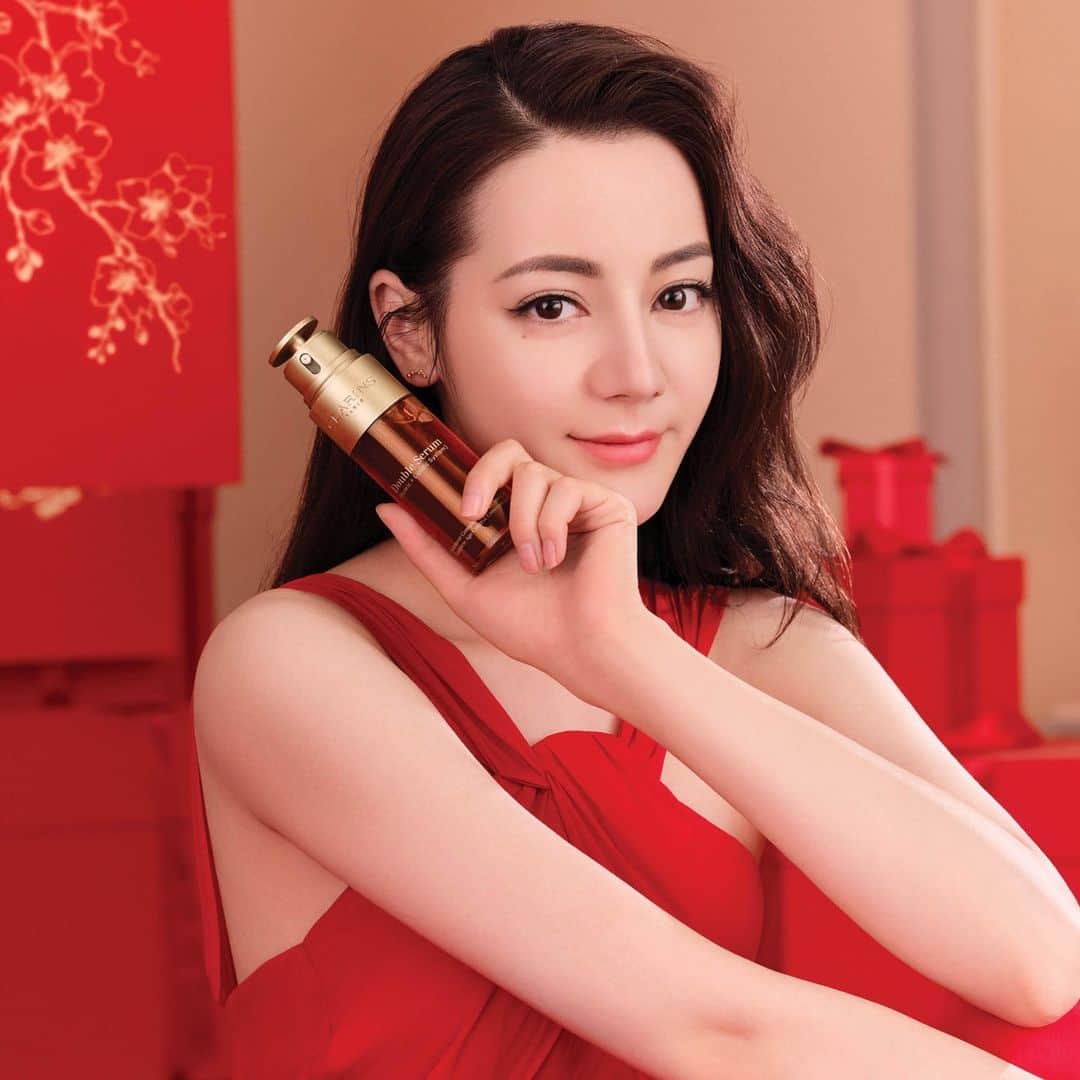 Clarins Australiaさんのインスタグラム写真 - (Clarins AustraliaInstagram)「We're gearing up for a golden Lunar New Year with our best-selling Double Serum ❣️ Our plant-packed iconic serum contains an array of antioxidants to control ageing, protect cells from damage and restore radiance for youthful looking skin!⁣ ⁣ #ClarinsAus #ClarinsSkincare #DoubleSerum #LunarNewYear #Dilreba」1月18日 15時30分 - clarinsanz
