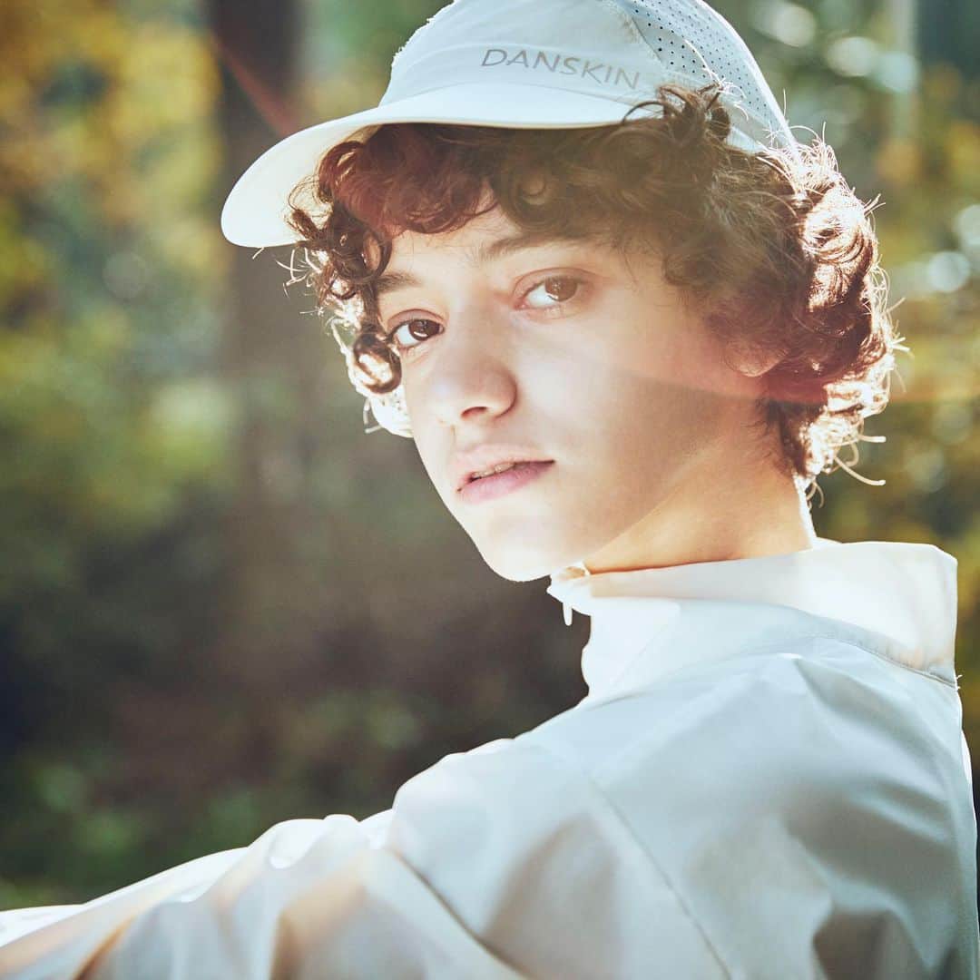 DANSKIN Japanのインスタグラム：「【RUN STYLE】  2021 Spring Summer Collectionのテーマは 【THE LAKE OF SWAN】  白鳥を連想させる"白"を基調とした エレガントな印象のランニングスタイル。  プルオーバーは背面が二重になっており、 内側がメッシュ素材のギャザーでエレガントな印象。 また、ベンチレーションで通気性に優れています。 ヒップが隠れる少し長めの丈でレギンスとも合わせやすい設計です。  同ラインのアレグロショーツは 撥水、UVケア(UPF15-30、紫外線カット率85%以上)機能を持つストレッチ素材。 フロントタックで少しゆとりのあるシルエットなので、 レギンスあわせもしやすいサイズ感です。 通気性もあり脚まわりを動かしやすい仕様。 腰部分にはユーティリティーポケット付いていて小物収納ができるのもうれしいポイント。  プルオーバー DANSKIN ALLEGRO PULL OVER TOP No:DC321104 ￥27,500  ショートパンツ DANSKIN ALLEGRO SHORTS No:DC40150 ￥11,000  ランキャップ RUN CAP No:DA9211701 ￥4,620  商品詳細はタグ付をチェック✔️してみてくださいね。  #danskin #danskinjapan #ダンスキン #しなやかに生きる」
