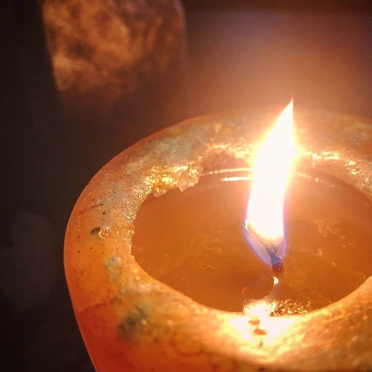 澤田友美さんのインスタグラム写真 - (澤田友美Instagram)「. 溶けるだすと、きらきら小さなストーンが炎の周りに💎🕯💛 nanaさん、写真ありがとう💓 . . #candle #druzy #relax #relaxtime」1月18日 15時32分 - tomomi__sawada