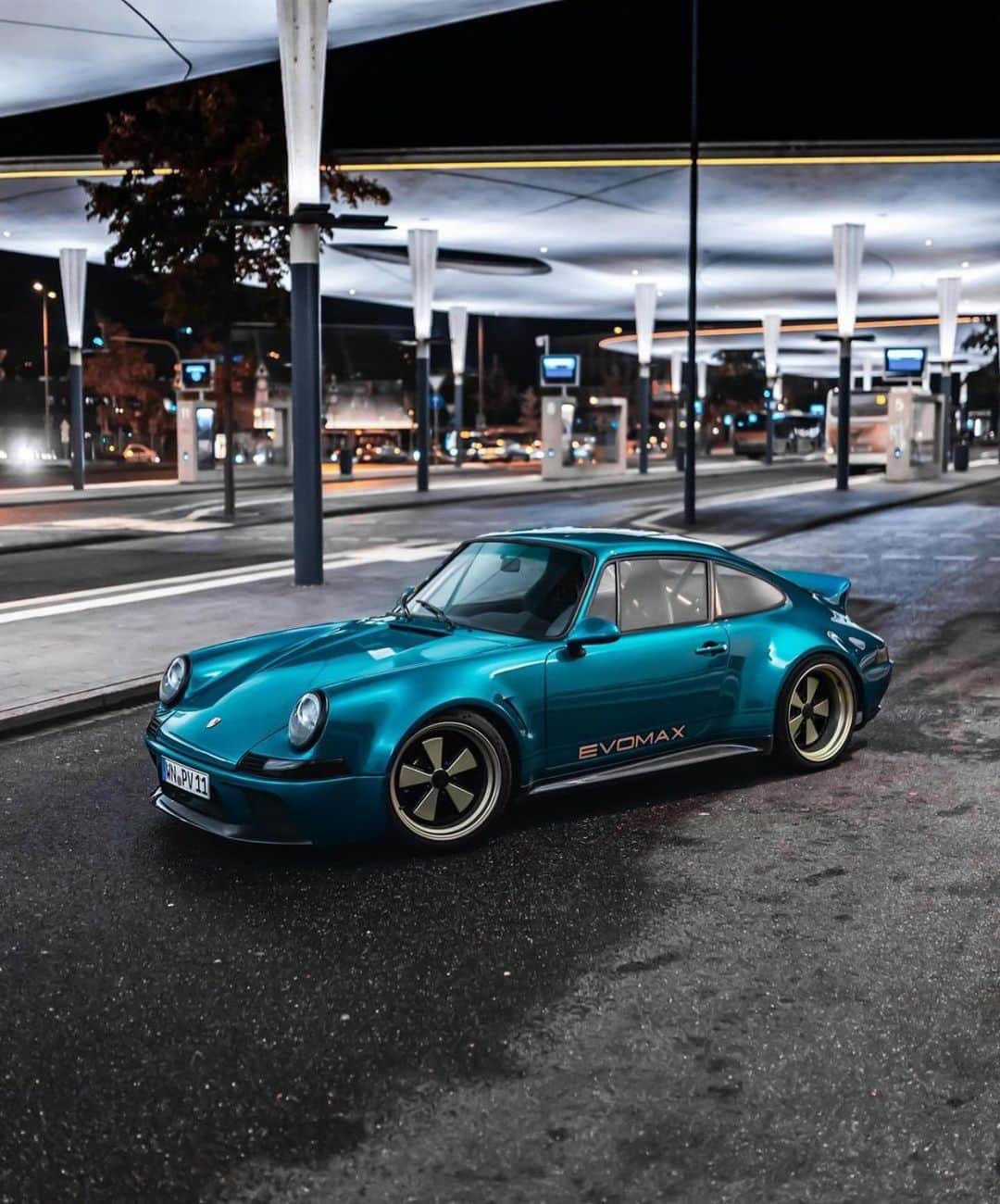WATCHMANIAのインスタグラム：「No, this is not a render. This is MAX11 from brand new Porsche customization company @evomaxcar .   EVOMAX - Max 11  - 460 HP #Porsche #997CUP engine - Watercooled - Carbon kevlar body - Racing brakes & suspension - Designed by leading german designers - Manufactured in Germany (with TÜV)  #porsche #porsche911 #classicporsche #classic911 #amazingcars247 #porsche996 #carrera996」