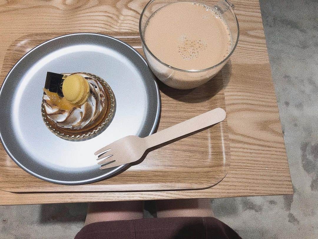 yuu__aaaのインスタグラム：「. おやつ🍴 .  チャイラテとレモンタルト🍋❤︎ . #cafe#おやつ#レモンタルト#チャイ#カフェスタグラム」