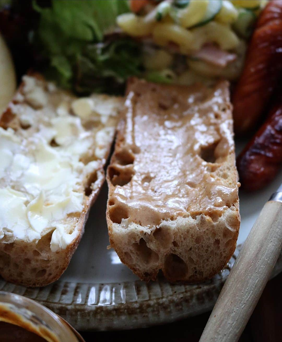 まいちくさんのインスタグラム写真 - (まいちくInstagram)「2021.1.18🥖 ． ． 週末の朝ごはんプレート ． バゲット(クリチ＆蜂蜜、ナッツバター) マカロニ＆グリーンサラダ🥗 焦げたシャウエッセン フルーツ🍎🥝 ． ． @threenutsshop さんのナッツバターをお試しさせていただきました🥜 ． ナッツの王道、【アーモンド・クルミ・ピーナッツ】この３つのナッツをブレンドし、それぞれの美味しさ、良質な成分を余すことなく取り入れたオリジナルプレミアムバターで濃厚でめちゃうま！ 塩とバターのみで作られているので無添加で安心☺️ パンのお供にはもちろんのこと、甘さ控えめなので料理にも使えそうです♡ ． 詳しくは @threenutsshop さんのプロフからどぞー！🥜 ． ． #ナッツバター#高級ナッツバター専門店  #threenut#スリーナッツ#朝ごはん#朝ごパン #朝ごはんプレート#ワンプレート#PR #foodstagram#instafood  #delistagrammer  #おうちごはん#フーディテーブル #igersjp#ellegourmet #ouchigohanlover  #マカロニメイト#ご飯でエールを #homecooking #foodlovers#foodie」1月18日 15時43分 - maichiku3