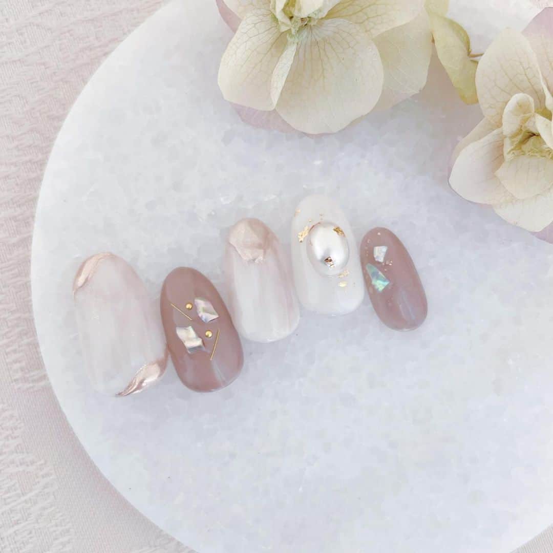 愛内みさのインスタグラム：「・ ふちっこミラーネイルしたがり🪞 ・ #ミラーネイル #パールネイル #シェルネイル #控えめニュアンスネイル」