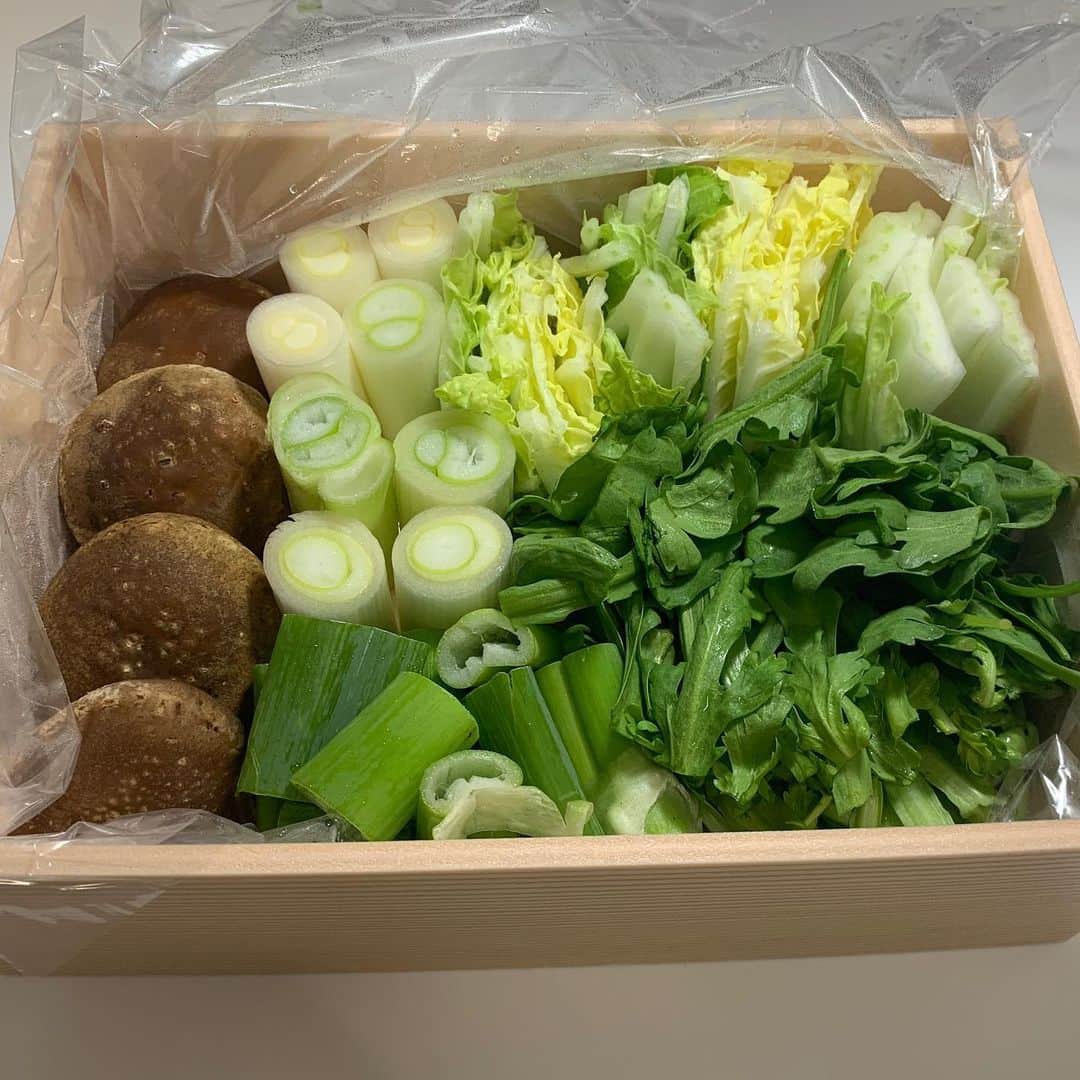 大西宏明さんのインスタグラム写真 - (大西宏明Instagram)「今更ながら😂  毎年恒例となりつつある 大西家❗️  元旦ディナー🍽🍲  新年はええ肉食べてSTARTします💪  笑ぎゅうでは すき焼きセット🥩🍲🥬 お肉単品など🥩 精肉販売もしてますのでDM📲 もしくは📞0662132917 お問い合わせ下さいませ✨  #すき焼き #お家ご飯  #元旦ごはん  #美味しいお肉 #start  #息子 #娘 #大好物 #そのおかげで #普通のお肉 #食べません #美味しいもの #肉好き #精肉販売 #笑ぎゅう #お問い合わせはお気軽に  #肉スタグラム  #肉好きな人と繋がりたい  #焼肉好きな人と繋がりたい  #野球好きな人と繋がりたい  #smile #ほなっ！！」1月18日 15時47分 - ohnishi_hiroaki_0428