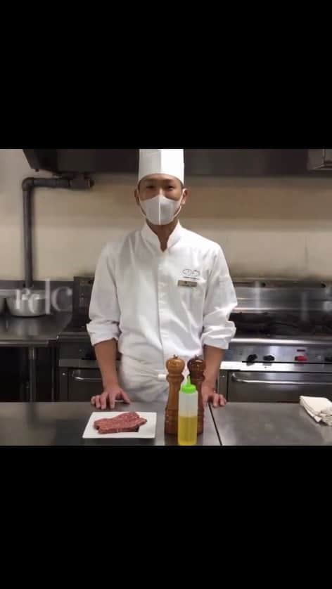 THE WESTIN KYOTO ウェスティン都ホテル京都のインスタグラム：「#stayhome #cookingathome  @westinmiyakokyoto   ご家庭でプロのようなステーキを。  （材料） 国産牛  100ｇ 塩 少々 胡椒 少々 ニンニク　2ｇ 醤油　10cc みりん  10cc バター  20ｇ  （手順） ①牛肉はフライパンで焼く際、フライパンの温度が下がらない様に常温に戻しておく。  ②フライパンに油をなじませ煙が出るくらいまでフライパンを温める。  ③強火で一気に牛肉を焼くこの時極力フライパンを動かさない。（温度が下がるのを防ぐため）  ⑤醤油、味醂の中にみじん切りにした大蒜を入れ一煮立ちさせ最後にバターを溶かし入れてソースにする。  ウェスティン都ホテルは、皆様にご家庭で家族との時間を楽しく過ごしていただけるよう、手軽に簡単にできるヘルシーなクッキングアイデアを共有いたします。  #funathome　#cookingathome　#bewell　#MarriottStrong @marriottasiafb #marriottasiafb #stayhome」