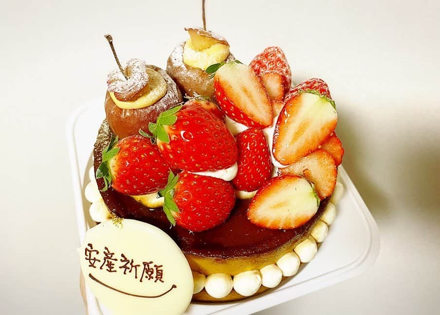 とぎもちさんのインスタグラム写真 - (とぎもちInstagram)「.﻿ 【香川 카가와】﻿ ﻿ 安産祈願のお祝いケーキ🤰💕﻿ ﻿ 高松の仏生山にある﻿ 大好きなケーキ屋さんヒッコリーさん🍰💓﻿ ﻿ 色々と希望を聞いてくださり﻿ 毎回素敵なケーキ作ってくださります😍﻿ ﻿ ここのケーキ本当に人気で﻿ 店頭のケーキも﻿ あっという間に売り切れちゃうので﻿ いつも予約して取りに行きます！﻿ ﻿ どれ食べてもすごく美味しいので﻿ 最近しょっちゅう買いに行ってます😂💓﻿ .﻿ #ヒッコリー #hiccoly #仏生山 #高松 #香川 #日本 #仏生山カフェ #仏生山ケーキ屋 #高松ケーキ #高松ケーキ屋 #安産祈願 #戌の日 #히꼬리 #다카마쓰 #카가와 #일본 #다카마쓰맛집 #다카마쓰빵집  #먹스타그램 #토기모치 #とぎもちkorea #とぎもち #とぎもちヒッコリー #とぎもち安産祈願」1月18日 15時50分 - togistagram