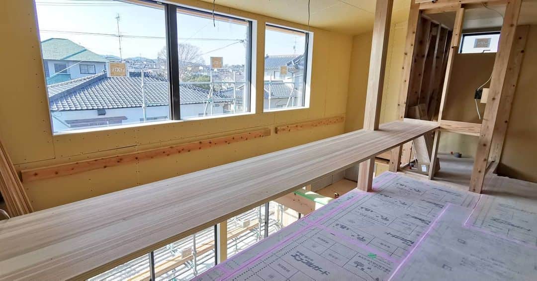 有限会社 稲葉製材住宅のインスタグラム：「2階の吹抜け部分💁‍♀️ カウンターテーブルを取付けて ここから更にバージョンアップしていきます👍 ワクワクですwww  #山鹿の家 #吹抜け #カウンターテーブル #巾ハギ材 #工務店 #新築 #リフォーム #リノベーション #熊本 #玉名 #山鹿 #稲葉製材住宅 #イナバ  家族の未来、地球の未来を考えた家づくり 施工対応エリア 玉名、山鹿、荒尾、熊本市 県北メイン」