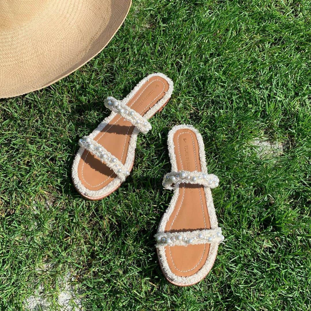 Tsuru by Mariko Oikawaのインスタグラム：「2月入荷予定♪ 2021 spring collection.  Lobelia/BEIGE,BLACK ¥22,000+tax  フリンジリボンとコットンパールが愛嬌たっぷりのサンダル♪ デニムやワンピースに合わせてラフに着こなしたいアイテム◎  #truru #tsurubymarikooikawa #2021ss #sandals #春が待ち遠しいですね🌸」