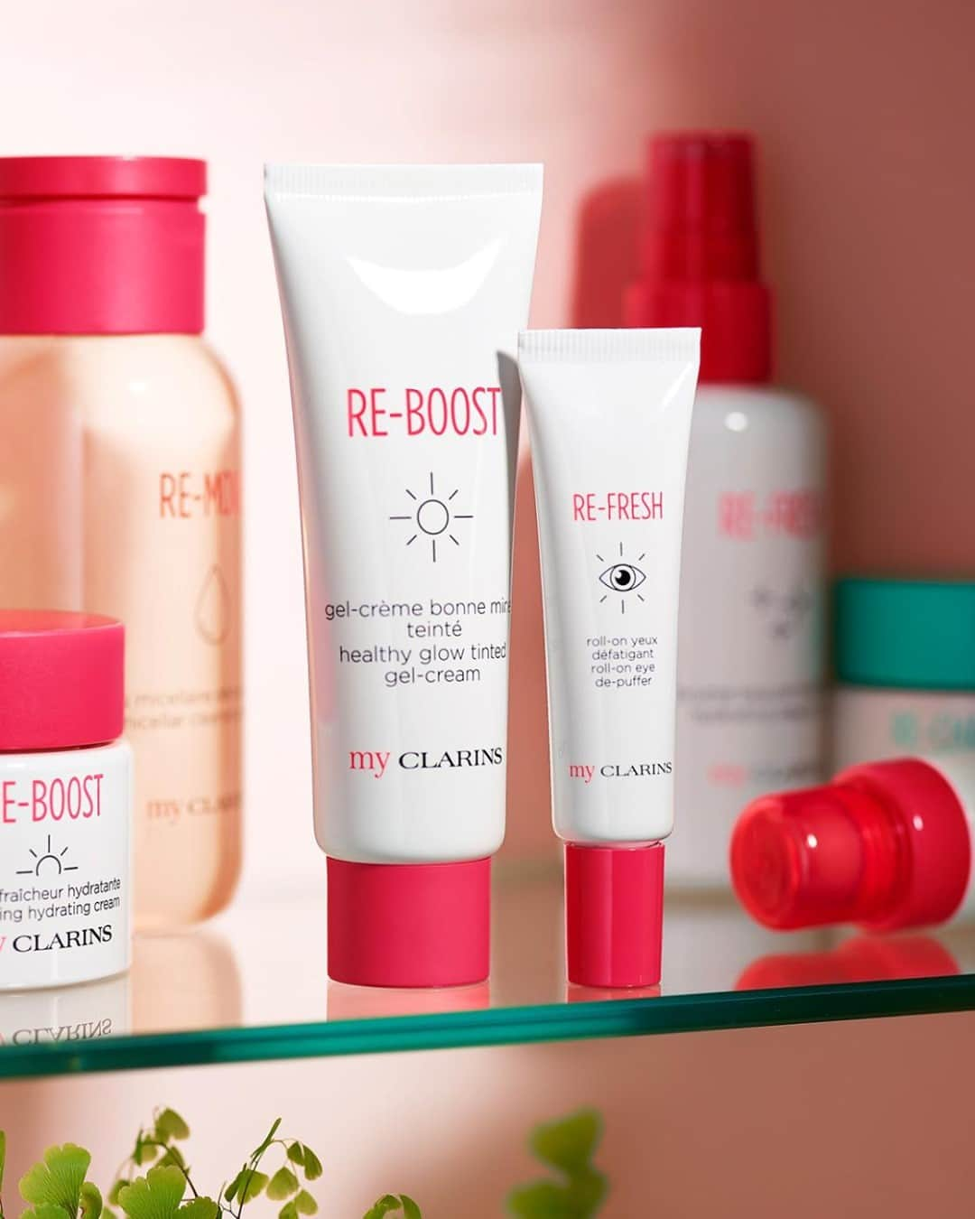 Clarins Italiaさんのインスタグラム写真 - (Clarins ItaliaInstagram)「⁣ Pronte a scoprire le novità?⁣ .⁣ .⁣ .⁣ .⁣ .⁣ La linea My Clarins si arricchisce di due nuove super complici di bellezza #veganfriendly!⁣ ⁣ 🌈Roll-on occhi antifatica: per uno sguardo riposato anche dopo una notte in bianco;⁣ 🤩Re-Boost gel crema: per un viso che risplende di salute ogni giorno!⁣ ⁣ In esclusiva da Sephora e su Clarins.it⁣ ⁣ Link in bio.⁣ ⁣ #MyClarins #SkinCare #EyeCare」1月18日 15時55分 - clarinsitalia