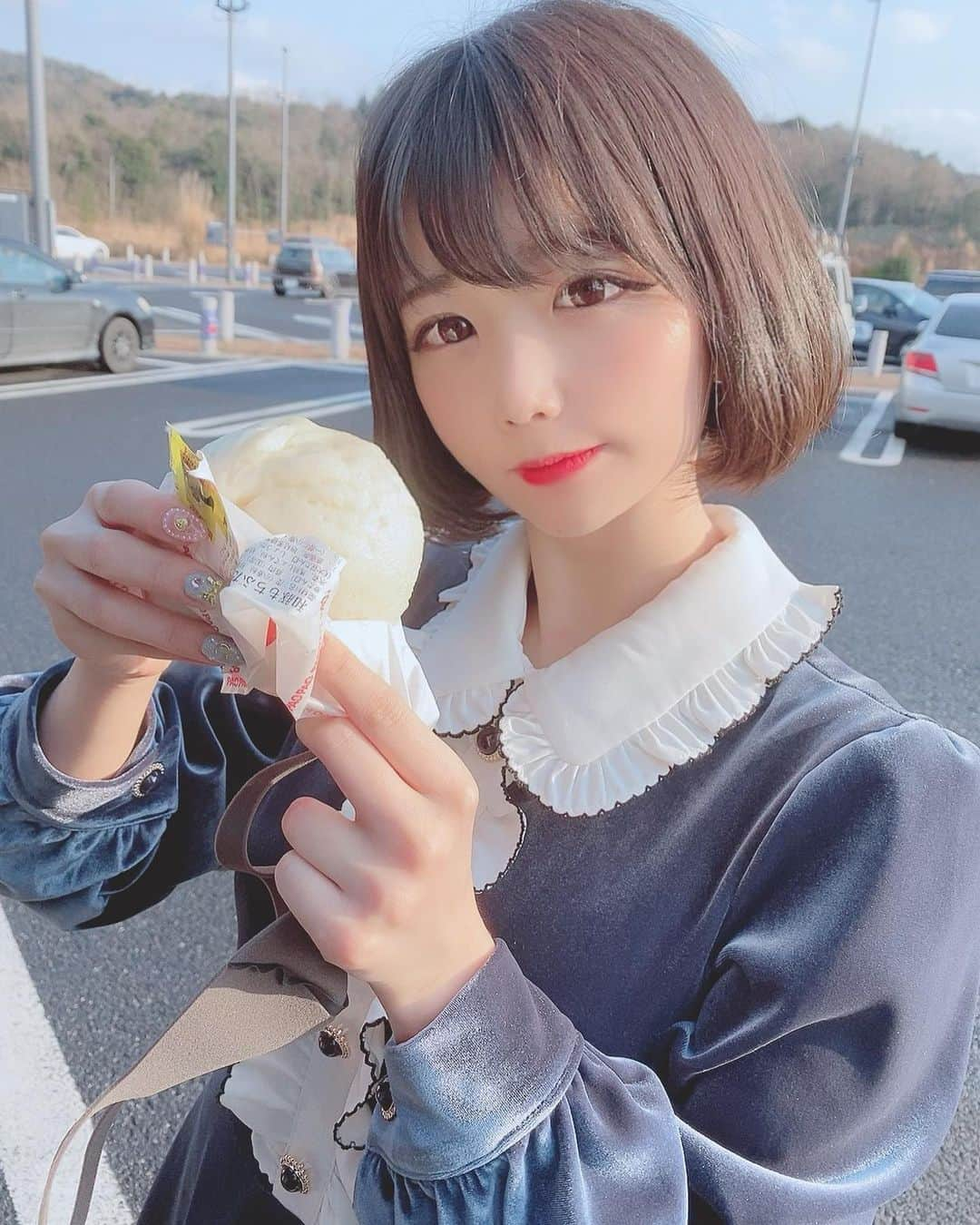 小山ひなさんのインスタグラム写真 - (小山ひなInstagram)「肉まん1個1人でほうばる」1月18日 15時56分 - hina__kmyd