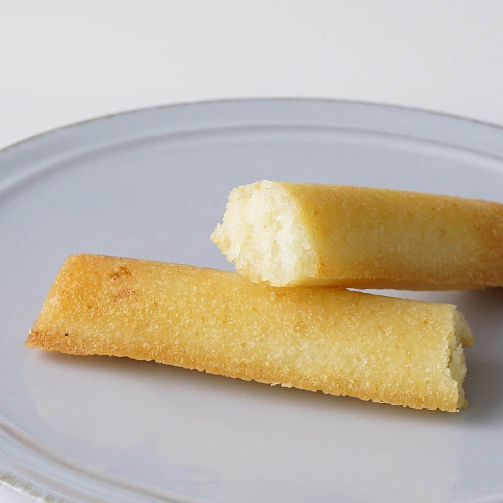Cake.jpさんのインスタグラム写真 - (Cake.jpInstagram)「≪sign≫FINANCIER ICHIZU 3本入～ 一つひとつ丹精込めて焼き上げた至極のフィナンシェ～  一途な想いを、一本のスティックに込めて💛💚  [プレーン] バターの香りをシンプルに味わえるフィナンシェです。黄金色に仕上げた焦がしバターの風味をお楽しみください。  [抹茶] 京都宇治産の抹茶を使ったフィナンシェです。焦がしバターの風味と抹茶の苦味をお楽しみください。  [ラズベリー] ラズベリーの濃縮果汁を生地に混ぜ込みました。可愛いらしい色味と、ラズベリーの酸味をお楽しみください。  パッケージもオシャレ✨手土産にもオススメです💕 ＝＝＝＝＝＝＝＝＝＝＝ この投稿をtap→商品を見る、又はプロフィールのショップを見るからご購入頂けます🧁 ＊＊＊＊＊＊＊＊＊＊＊＊＊＊＊＊＊＊＊＊＊＊＊＊＊＊ ⁠ ⁠⁠⁠⁠⁠⁠⁠⁠⁠⁠⁠⁠⁠⁠⁠⁠Cake.jpでは、皆さんからシェアされた⁣⠀⁠⁠⁠⁠⁠⁠⁠ ⁠ 素敵なお祝いのコンテストをおこなっています⁠🙌⁠ ⁠ ⁠⁠⁠ ⁠ 👇フォトジェアニバーサリー参加方法👇⁠ ⁠ ⁠⁠  Cake.jpのケーキでのお祝いの様子を⁣⠀⁠⁠⁠⁠⁠⁠⁠⁠ ⁠ @iiicakejp #フォトジェアニバーサリー で タグ付けしてシェアするだけ🌈  ご参加を心よりお待ちしております💡 ⁠ ※当アカウントと同様のなりすましアカウントが報告されています。当社とは関係がございませんのでご注意くださいませ※ ＊＊＊＊＊＊＊＊＊＊＊＊＊＊＊＊＊＊＊＊＊＊＊＊＊＊  #美味しいもの好きな人と繋がりたい#おうちスイーツ#お取り寄せスイーツ #お家パーティー#お取り寄せグルメ#甘党#素敵なお祝い#スイーツ好きな人と繋がりたい#食べるの好きな人と繋がりたい#お土産#手土産スイーツ#スイーツ好き#スイーツ部#プレゼント#サプライズ#お菓子#いつもありがとう#かわいいスイーツ#オシャレなスイーツ#おうちカフェ#ご褒美#ご褒美スイーツ#いちご#フィナンシェ#プレーン#抹茶#ラズベリー#かわいいお菓子」1月18日 16時00分 - cakejp_official