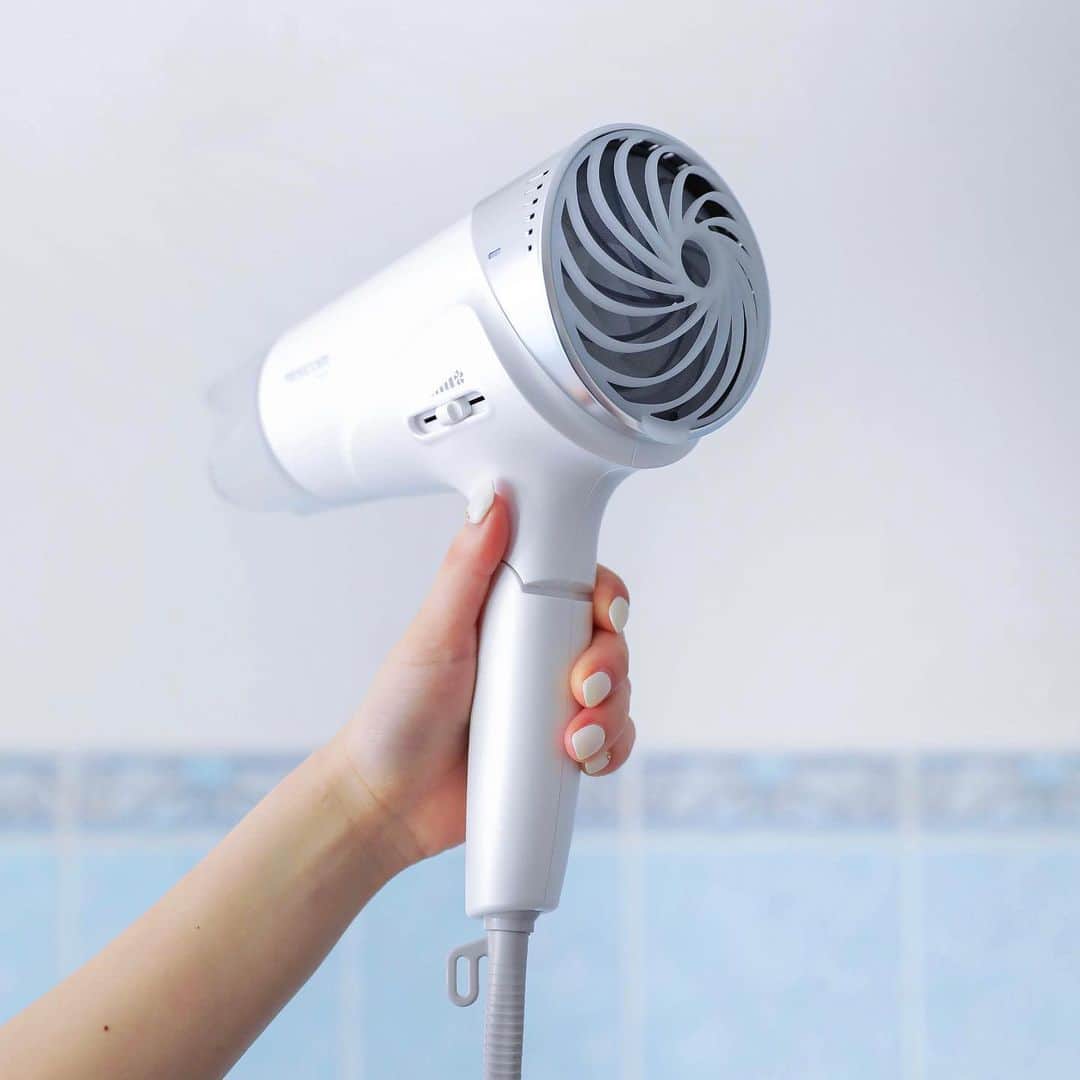 TESCOM テスコムのインスタグラム：「. 【史上最速*1の速乾力✨ Speedom 】  テスコムの新商品、プロテクトイオンドライヤー『Speedom（スピーダム）』。  大風量ドライヤーの課題である“乾燥”や髪摩擦による”静電気”の発生を解決。  テスコム独自のプロテクトイオンが、ワンランク上の美髪に導きます👩🏼✨  - - - - - - - - - - - - - - - - - - - - - - - - - ●商品名：【Speedom】プロテクトイオン ヘアードライヤー  ●品番　：TID3500／TID5000 ●カラー：ホワイト／ネイビー - - - - - - - - - - - - - - - - - - - - - - - - - *1 2020年10月 当社プロペラファンドライヤーにおいて  . +++———————————————————————————+++ テスコムビューティー公式アカウント(@tescom_beauty )では旬のヘアスタイルに関する情報を公開中です🎀 ---------------------------------- このアカウントでは、ためになるヘアトレンド情報をはじめ、 あなたの『キレイづくり』に役立つ情報をご紹介しています✨ 今すぐ試せる情報を、是非探してみて下さいね😘 . また、テスコム製品を使ってヘアセットをした際は #テスコムビューティー をつけてぜひ投稿してみてください！ 皆様の素敵なお写真をご紹介させていただきます✨ 皆様のフォローお待ちしております♪ +++———————————————————————————+++ .  #tescom #テスコム #速乾ドライヤー #ドライヤー #マイナスイオン #マイナスイオンドライヤー #speedom #美容家電  #ヘアスタイル #ヘアアレンジ#ヘアケア #ケア #美髪 #サラサラ髪 #ツヤ髪 #ホームケア #ライフスタイル #髪型  #ヘアセット #セルフヘアアレンジ #ヘアスタイル #まとめ髪 #髪型アレンジ #簡単アレンジ #オシャレ家電 #スピーダム #時短 #日常 #暮らし #暮らしを楽しむ」