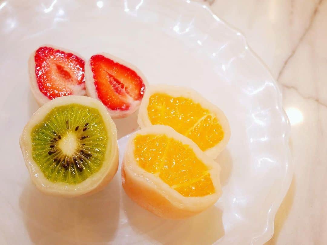 長野美郷さんのインスタグラム写真 - (長野美郷Instagram)「フルーツ大福。  これに目がなくって、 いつも選びきれず 何種類か買ってしまいます。  断面が綺麗に切れるとまた嬉しい😊ぺろりです。  ビタミンと相殺して、 きっとゼロカロリーなんだと思ってる。  #フルーツ大福 #弁才天 #萌え断  #ゼロカロリー だって #信じて食べる #おやつ」1月18日 16時05分 - misato_nagano_1127