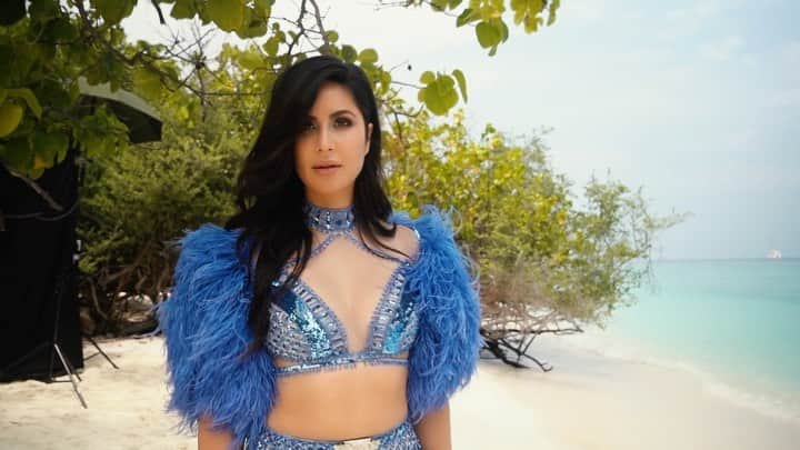 カトリーナ・カイフのインスタグラム：「A day well spent at the 🏝 with @thepeacockmagazine_  for Kay beauty 💄 @kaybykatrina  #maldives  @falgunipeacock @shanepeacock • Photographed by @vishwaphotographyofficial  • Creative direction and styled by @nupurmehta18 @n2root  • Make up by @danielcbauer  • Hair by @georgiougabriel  • Wardrobe @falgunishanepeacockindia  • Shoes by @louboutinworld  • Location @discoversoneva  • Video by  @kanakaksharma  • Production -FSP Productions」