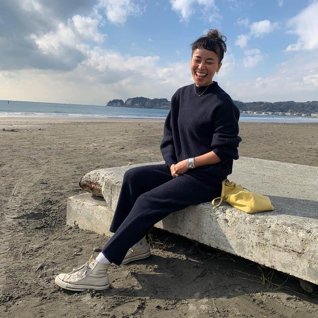 渋木さやかのインスタグラム：「2021年 ⠀ チームになって一緒に高めあって歩めるひとがいたらいいなぁ。 ⠀ …あ、恋愛じゃなくて、仕事の話です。  ⠀ Yellow bag : @ayakawasaki  Knit setup : @pilgrimsurfsupply   #鎌倉ライフ　#shonanlife #海のある生活」