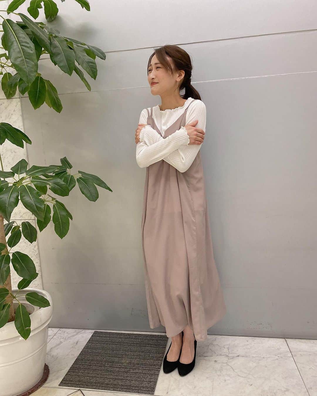 財津南美さんのインスタグラム写真 - (財津南美Instagram)「ㅤㅤㅤㅤㅤㅤㅤㅤㅤㅤㅤㅤㅤ きょうの衣装👗 ピンクベージュのキャミワンピースが、ちょっと春っぽい色味で可愛いです☺️ㅤㅤㅤㅤㅤㅤㅤㅤㅤㅤㅤㅤㅤㅤㅤㅤㅤㅤㅤㅤㅤㅤㅤㅤㅤㅤㅤㅤㅤㅤㅤㅤㅤㅤㅤㅤㅤㅤㅤ  ただ、、！まだまだ寒い、、！！！ 暖かい春が待ち遠しいですね〜🌸ㅤㅤㅤㅤㅤㅤㅤ」1月18日 16時13分 - zaitsu_minami