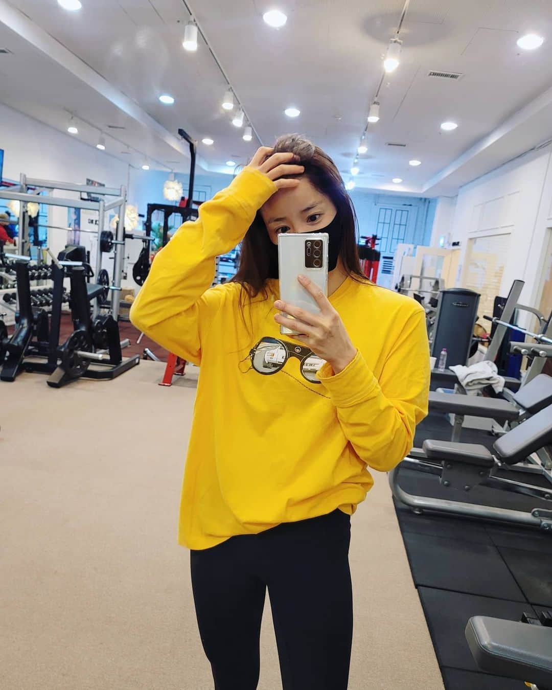 イ・シヨンさんのインスタグラム写真 - (イ・シヨンInstagram)「야호😊💪 . . 헬스장 문닫은 사이에 헐크쌤 눈에 주름이..10개넘게 생긴거 같네😭😅 화이팅 @leaderswithus_hulk 🔥🔥🔥」1月18日 16時17分 - leesiyoung38