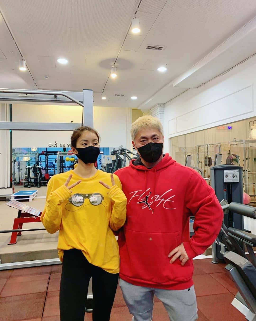 イ・シヨンさんのインスタグラム写真 - (イ・シヨンInstagram)「야호😊💪 . . 헬스장 문닫은 사이에 헐크쌤 눈에 주름이..10개넘게 생긴거 같네😭😅 화이팅 @leaderswithus_hulk 🔥🔥🔥」1月18日 16時17分 - leesiyoung38