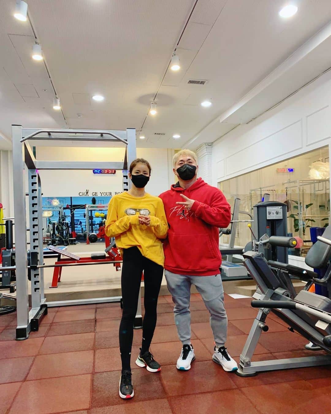 イ・シヨンさんのインスタグラム写真 - (イ・シヨンInstagram)「야호😊💪 . . 헬스장 문닫은 사이에 헐크쌤 눈에 주름이..10개넘게 생긴거 같네😭😅 화이팅 @leaderswithus_hulk 🔥🔥🔥」1月18日 16時17分 - leesiyoung38