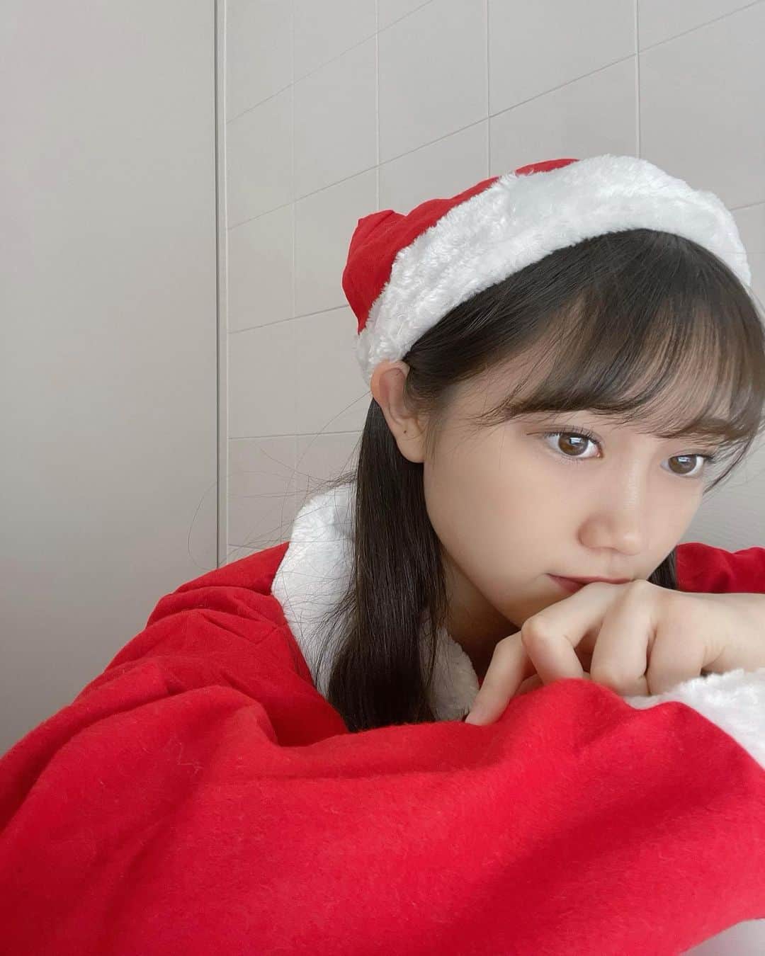 小野田紗栞のインスタグラム：「🎅🏻 まだサンタさん来ない、、、、、  年明けたよ😐  #tsubaki_factory #つばきファクトリー#小野田紗栞#さおりん#クリスマス#サンタさん#来ない#泣#アイドル#idol#follow#followｍe」