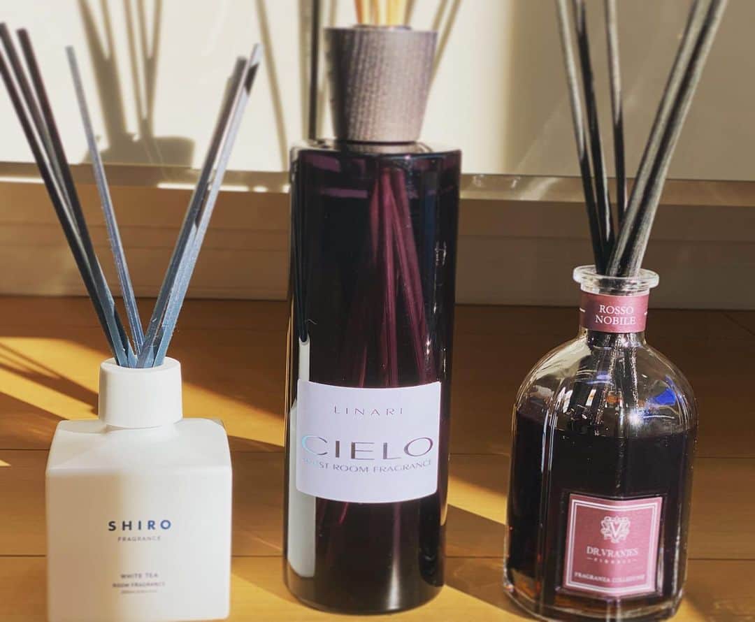 岩間恵のインスタグラム：「我が家のルームフレグランス🌿  ・寝室　SHIRO のWhite Tea ・リビング　LINARI のCIELO ・玄関　Dr. Vranjes のROSSO NOBILE  LINARIは私の大好きな神戸オリエンタルホテルのトイレに置いてあって、良い香りだったので買ってみました😉  自宅に置くのと、オシャレなホテルに置いてあるのはなんかやっぱり違うな...と思いながら置いてます笑  他の２つはプレゼントで頂きました💕 SHIROはしおみん @shiominniee にもらったんだけど、なんやかんや３つの中で一番お気に入りです。  みんなの好きな香りはなんですか？😆💕  #roomfragrance #ルームフレグランス #3つも置くと香りがキツいかなと思ったけど  #今のところ全然平気 #おへやじかん」