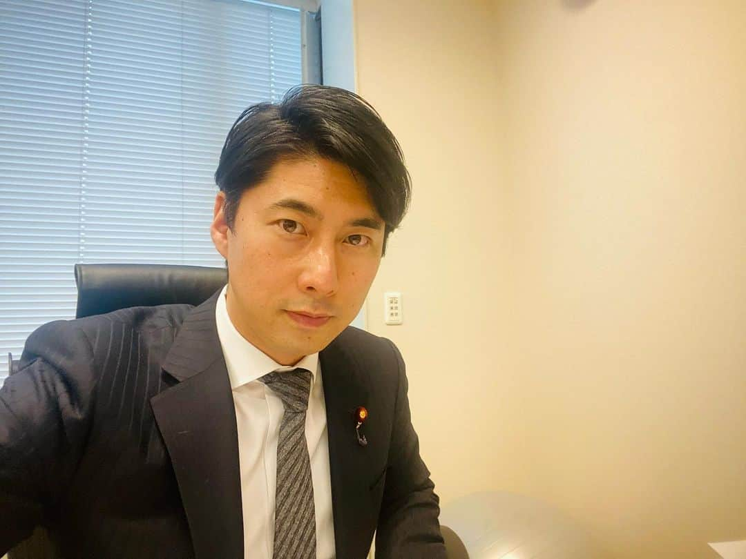 中曽根 康隆さんのインスタグラム写真 - (中曽根 康隆Instagram)「第204回国会が始まりました。第3次補正予算、特措法改正、令和3年度予算等、危機的状況を乗り切るための予算、法律をしっかりと議論し、通して参ります。また年末年始、地元で皆さんから頂いたご意見をしっかりと党の部会等で発言し、今後の対応策に活かして参ります。  昨晩、伊勢崎市長選において我らが臂候補が当選致しました。これからの伊勢崎市を強力なリーダーシップで引っ張って頂けることを心から期待をしております。￼  しかし注目すべき点はその投票率です。30.35%という過去最低の数字となりました。￼コロナ禍における選挙と言うことで仕方ない部分もありますが、投票率低下に歯止めをかけなくては今後の民主主義の存続にも関わる、大変危惧する状況です。￼  そんな中、ぜひ皆さんに見ていただきたい映画があります。  【ALL IN /The fight for democracy￼】 （邦題:すべてをかけて:民主主義を守る戦い￼）  米国の歴史において、投票と言う権利は当たり前に与えられるものではなく、勝ち取ってきたものです。1人1人の1票が本当に社会を変え、民主主義を支えていると言う強い思いを持っている￼黒人、女性、若者などの、公民権運動に通ずる戦いを￼描いている映画。だからこそ彼らは、何時間並んでも必ず投票に行き、自分たちの権利を行使し、その1票に希望を託します。￼￼ 当たり前に投票できる事がどんなに恵まれているかを再認識する映画であり、投票率低下が叫ばれる今だからこそ、ぜひとも皆様にも観て頂きたいと思います。同時に、投票したくなる様な政治のあり方、与野党のあり方というものを、私自身当事者として考えていかなくてはならないと自省しています。￼  私の米国に住む友人の記事を添付します。 上記内容に関する素晴らしい記事です。 https://www.fsight.jp/articles/-/47682?fbclid=IwAR0ExGUHQdJ_GDii5XJ0j2n_bmSZb1RuMdncoNiM5GOC4toNTCpx5Z-8hlU」1月18日 16時22分 - yasutaka_nakasone