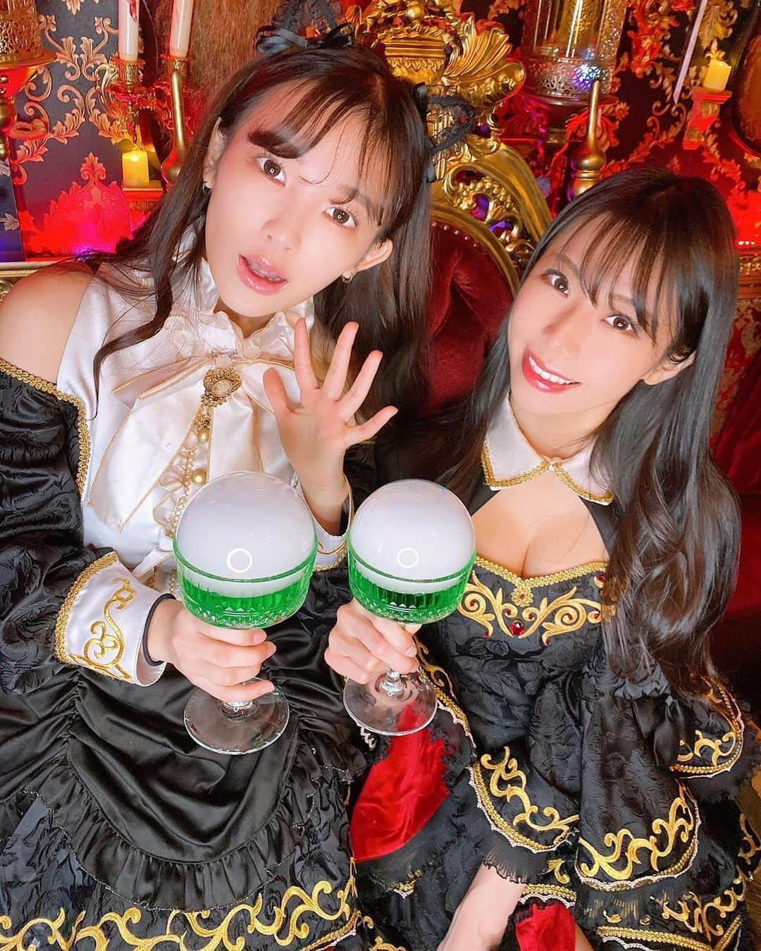 鈴木ふみ奈さんのインスタグラム写真 - (鈴木ふみ奈Instagram)「ドリンク作りに挑戦🍸  1枚目 成功したけどむせる  (テンション高くてうるさい。笑)  2枚目 失敗w  #RoyalGuild #コンカフェ  #ラグカフェ #アフタヌーンティー  @royalguild1」1月18日 16時23分 - fuminasuzuki