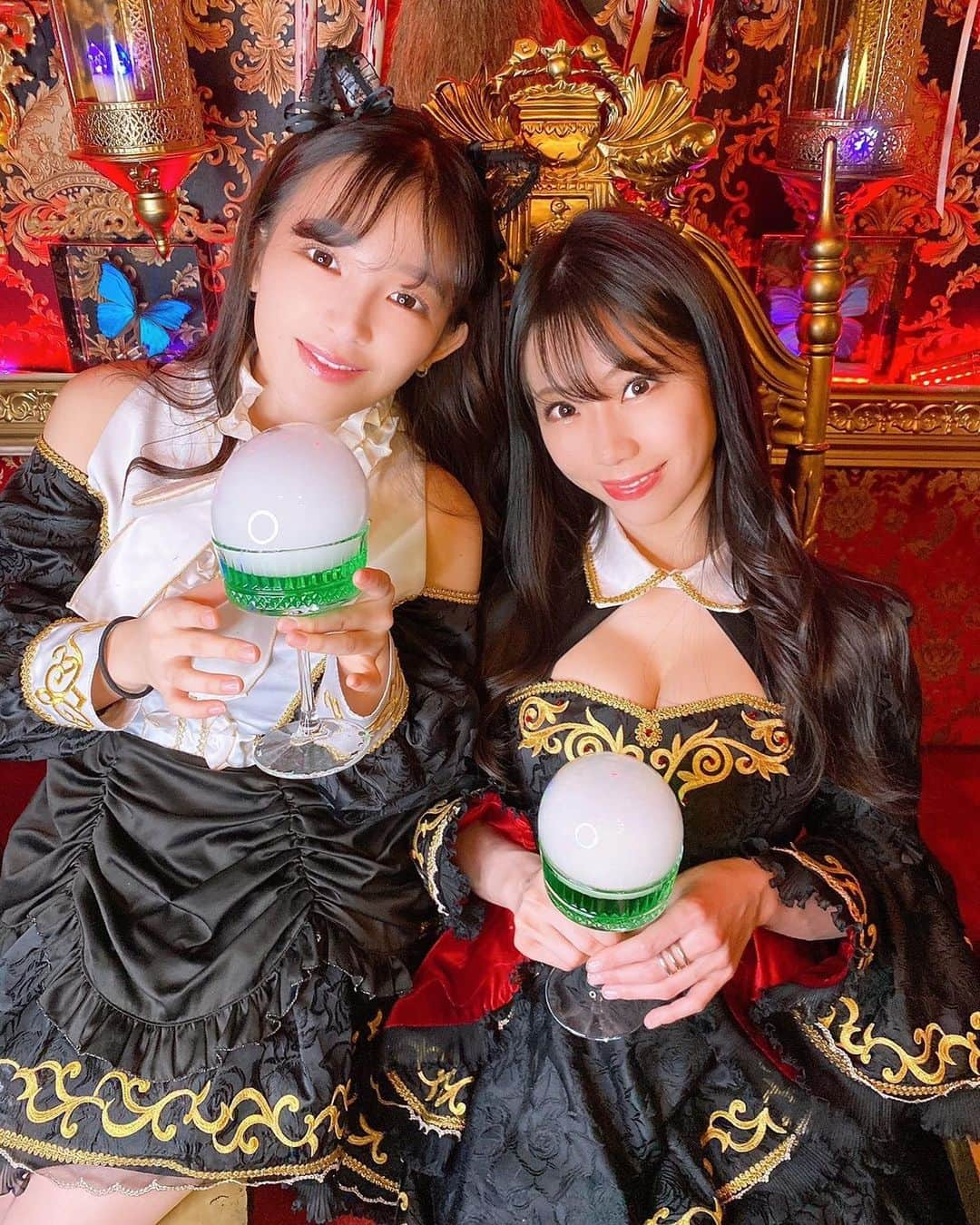 鈴木ふみ奈さんのインスタグラム写真 - (鈴木ふみ奈Instagram)「ドリンク作りに挑戦🍸  1枚目 成功したけどむせる  (テンション高くてうるさい。笑)  2枚目 失敗w  #RoyalGuild #コンカフェ  #ラグカフェ #アフタヌーンティー  @royalguild1」1月18日 16時23分 - fuminasuzuki