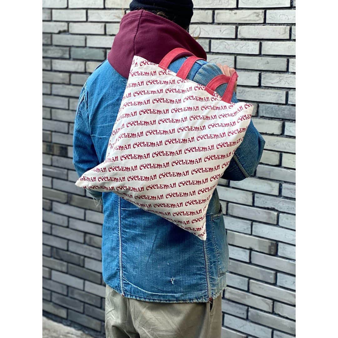のインスタグラム：「. 先日入荷した"CYCLEMAN Logo Tote Bag"の畳み方を、スタッフブログにて写真付きで紹介しています！ @wesco_japan アカウントトップのURLからブログへリンクします。  #CYCLEMAN #LogoToteBag #ToteBag #トートバッグ #バッグ #Bag #Denim #japan #textile #logo #design #original #vonfranco #lowbrowart #fashion #wescojapan #wescoosaka #wescoebisu #wescosetagaya」