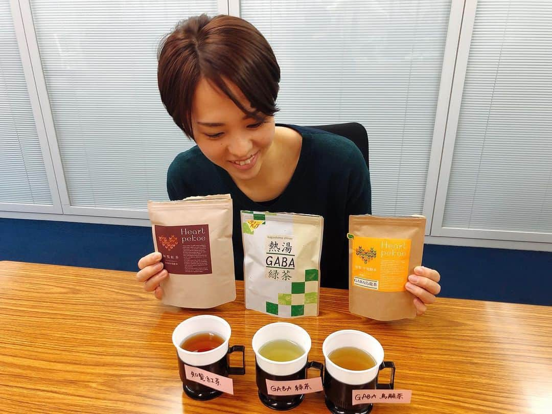 迫田さおりさんのインスタグラム写真 - (迫田さおりInstagram)「・ じゃーん🍵 鹿児島県の「知覧心茶堂」さんの知覧紅茶を贅沢に飲み比べしちゃいました😆✨ ・ 左 🍵知覧紅茶《Heart pekoe》鹿児島GABA発酵茶 真ん中 🍵GABA緑茶ティーバック 右 🍵知覧半発酵茶《Heart pekoe》GABAウーロン茶 ・ 紅茶専用の工場で無添加で製造しているので、茶葉本来の自然の香りを楽しめますよ😆 家でお茶飲んでのんびりホッコリしませんか☺️？ ・ たくさんの方に鹿児島の魅力を届けたい☺️🍵 ・ ・ #鹿児島  #知覧心茶堂  #GABA #ギャバ発酵茶  #知覧紅茶  #知覧紅茶ハートペコー」1月18日 16時31分 - saori.rio