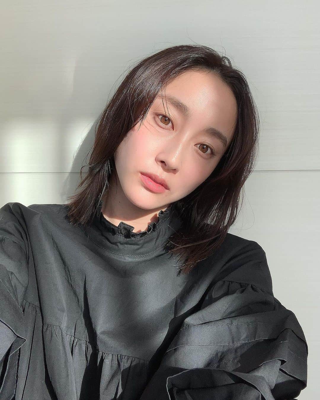 泉見祐希のインスタグラム：「. イガリシノブさんが紹介してた #チーディング　をしてメイクしてみた🧡 あと目と眉毛の間、眉頭の方にもハイライトを入れて眉と馴染ませてみたけど、目が主張しすぎなくって◎！」