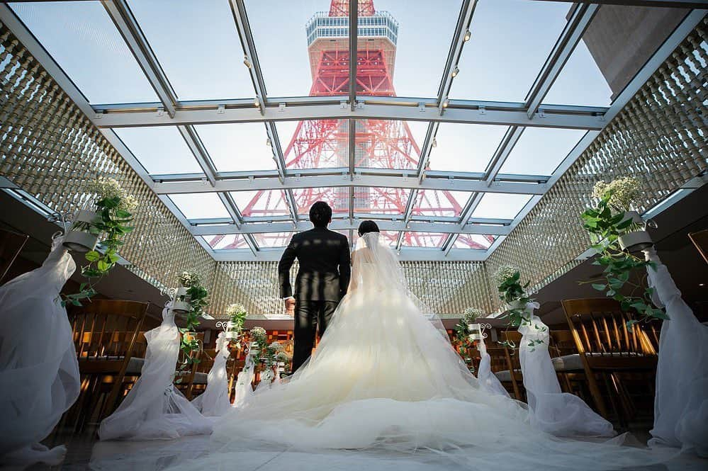 東京タワーの麓の結婚式さんのインスタグラム写真 - (東京タワーの麓の結婚式Instagram)「🗼 東京タワーの麓で、誓う。  見上げた先にある東京タワー🗼 強く、優しく、そして温かく おふたりにとって大切な一日を見守っています🕊✨  これから始まる時間への わくわくした気持ちも緊張感も 全て優しく包み込んでくれます💕  心温まる時間をお楽しみくださいませ🤗🍀  詳細は(@theplaceoftokyo )まで♡  #theplaceoftokyo #プレイスオブトウキョウ #プレイスオブトーキョー #プレイスオブ東京 #ザプレイスオブトーキョー #ザプレイスオブ東京 #ザプレイスオブトーキョー #ゲストハウス婚 #令和2年婚 #東京タワー #東京タワーが好き #tokyotower #tokyowedding #東京タワーが見える #2021婚 #2021wedding #2021夏婚 #2021秋婚 #2021冬婚 #結婚式準備 #結婚式  #ちーむ2021 #東京花嫁 #プレ花嫁準備 #ぷれ花嫁 #プレ花嫁 #誓い #大切な1日 #始まりの場所 #心温まる時間」1月18日 16時33分 - theplaceoftokyo