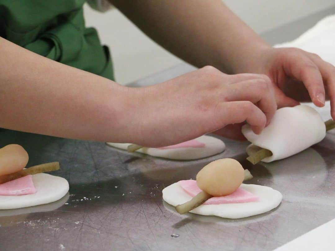 神戸製菓専門学校（公式）さんのインスタグラム写真 - (神戸製菓専門学校（公式）Instagram)「製菓衛生師科の #和菓子実習 😄  #花びら餅 #丑年のかるかん #いちご大福  を作りました💓😆  お餅からニョキッと出ているのは、なんと #ごぼう です！😲  ふっくらとした柔らかいお餅の中には、味噌餡とごぼうとピンクのお餅を包んでいます。お雑煮に見立てたお菓子です。  平安時代に、健康と長寿を祝い「歯固めの儀式」を簡略化したものと言われています。 現在は、裏千家の初釜の和菓子として広く知られています🌸😊  かるかんの牛模様は、黒ゴマを練り込んだ生地で表現しました🐄 かるかんは元々鹿児島の銘菓なんですよ💡山芋で作られたしっとりの生地が絶品です💕😉  2021年4月開設の #スイーツ科 でも、いろんな和菓子に触れることができます✌️  #神戸製菓　#神戸製菓専門学校　#和菓子　#製菓衛生師　#スイーツ　#japanesweets #餅　#かるかん　#大福　#和　#和菓子職人　#japan #instasweet #神戸　#三宮　#三ノ宮　#pattistagram2021」1月18日 16時34分 - kobeseika_info